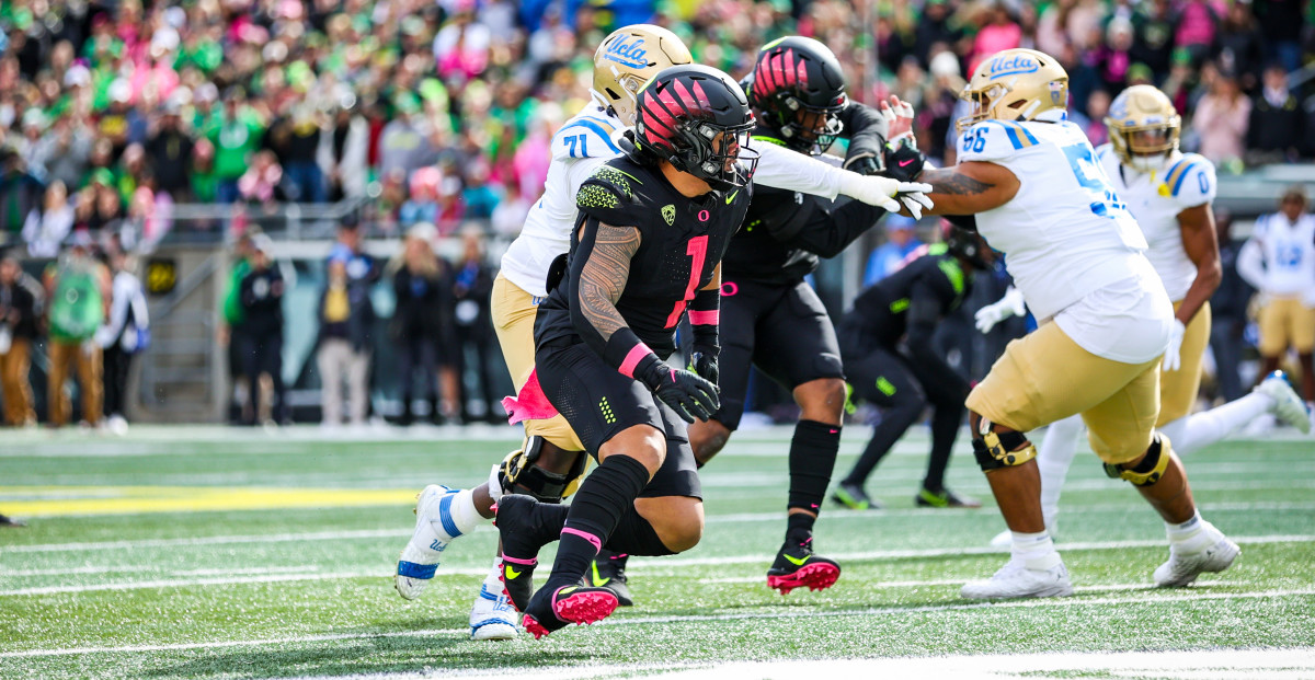 Linebacker Noah Sewell looking to make a play against the Bruin offense. 